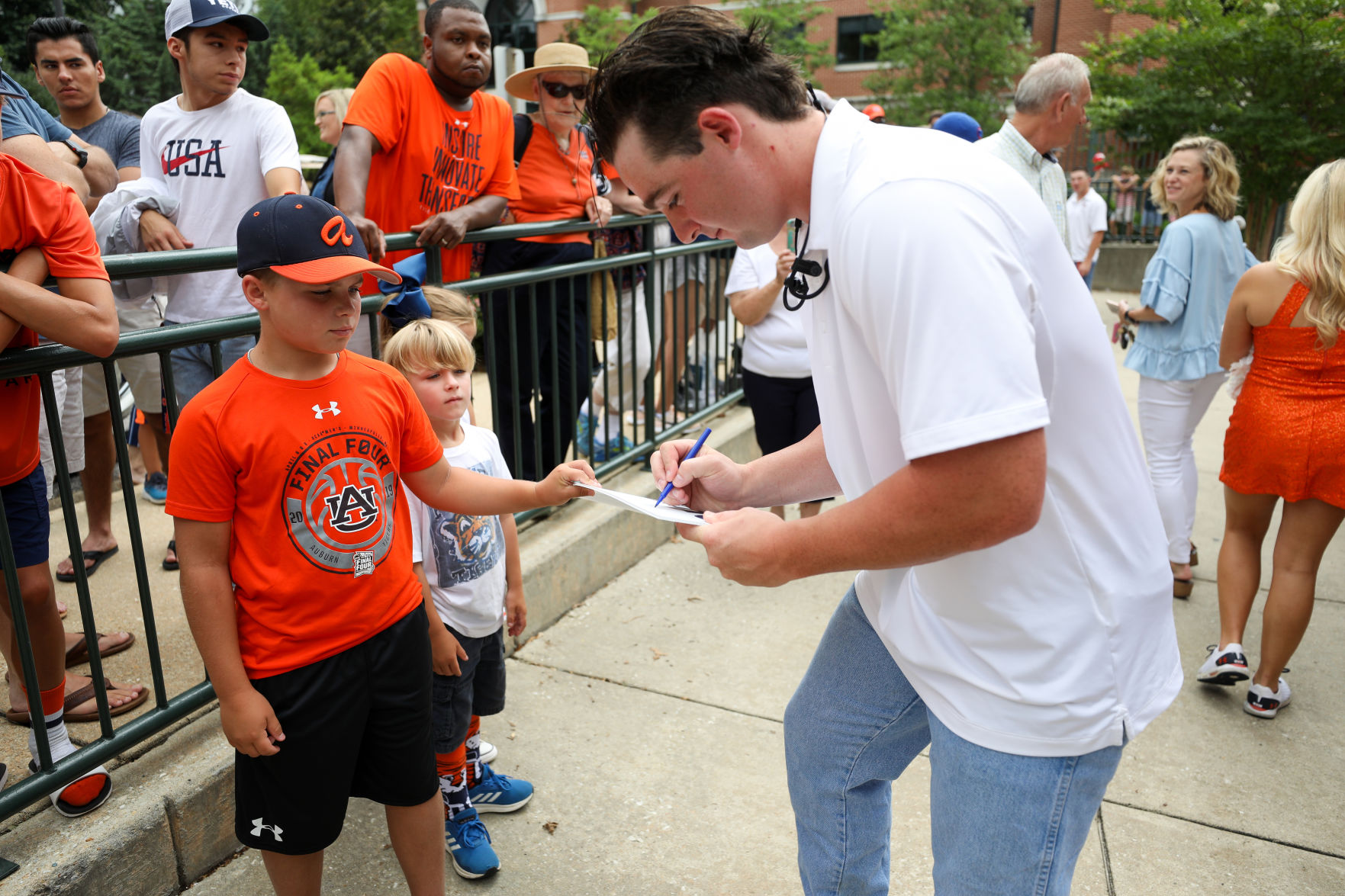 Auburn baseball departs for College World Series in Omaha